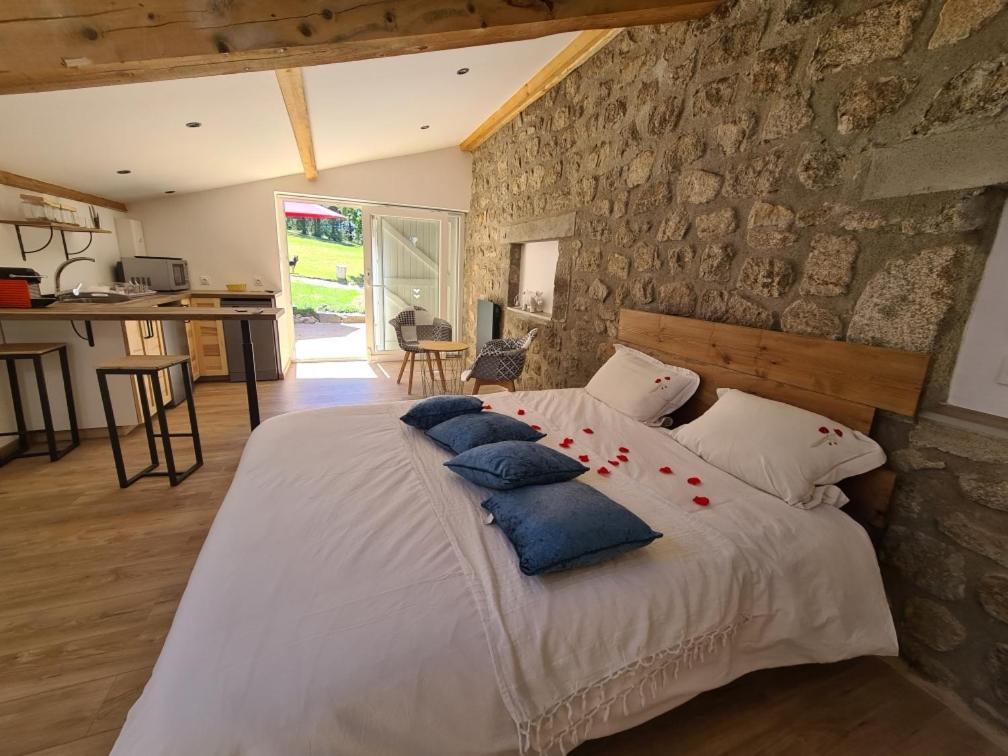 Room Lover Les Chaizes Saint-Romain-Lachalm Exterior foto